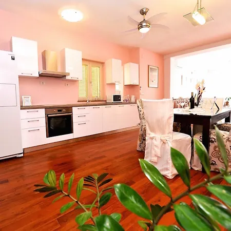 Galeria Valeria Seaside Downtown - Mag Quaint & Elegant Boutique Hotell